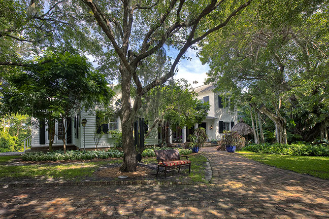 4835 Hammock Lakes Drive