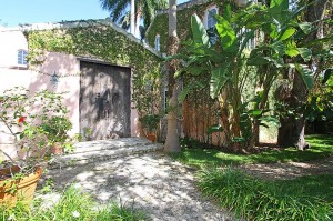 3901 Braganza Avenue Courtyard Entry